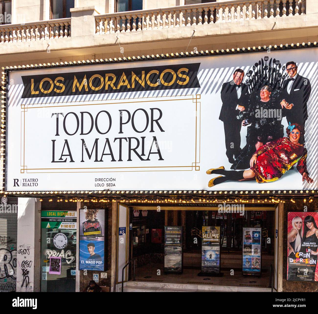 Carpa delante de la entrada al Teatro Rialto en el centro de Madrid anunciando un espectáculo llamado Todo por la Matria protagonizado por Los Morancos. Foto de stock