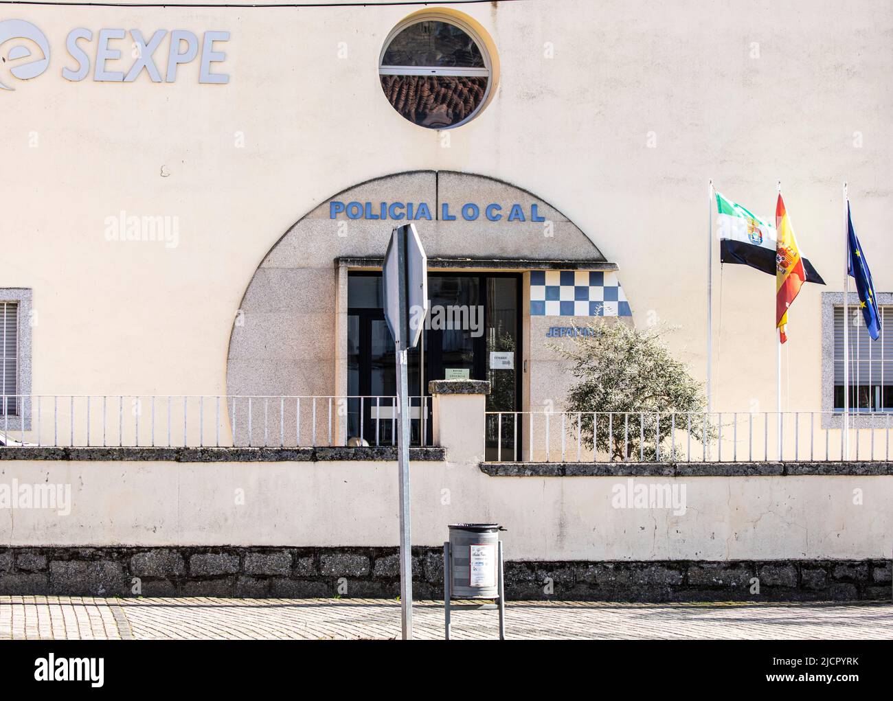 Exterior de la estación local de Policia en Trujillo, Extremadura, España. También hay una señal para SEXPE, el Servicio de Empleo Público de Extremadura. Foto de stock