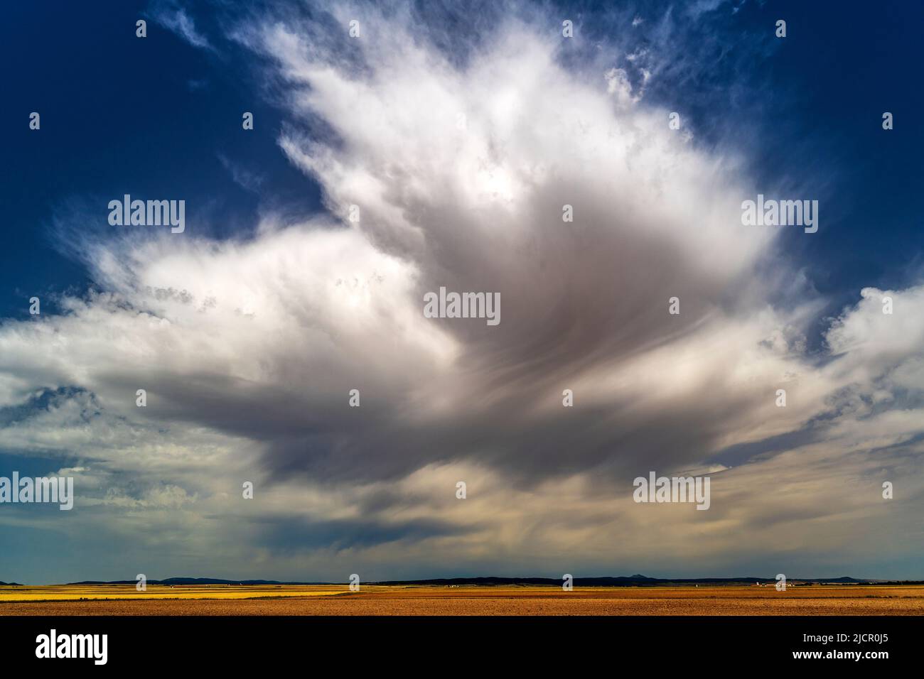 Nube de cumulonimbus, Teruel, Aragón, España Foto de stock