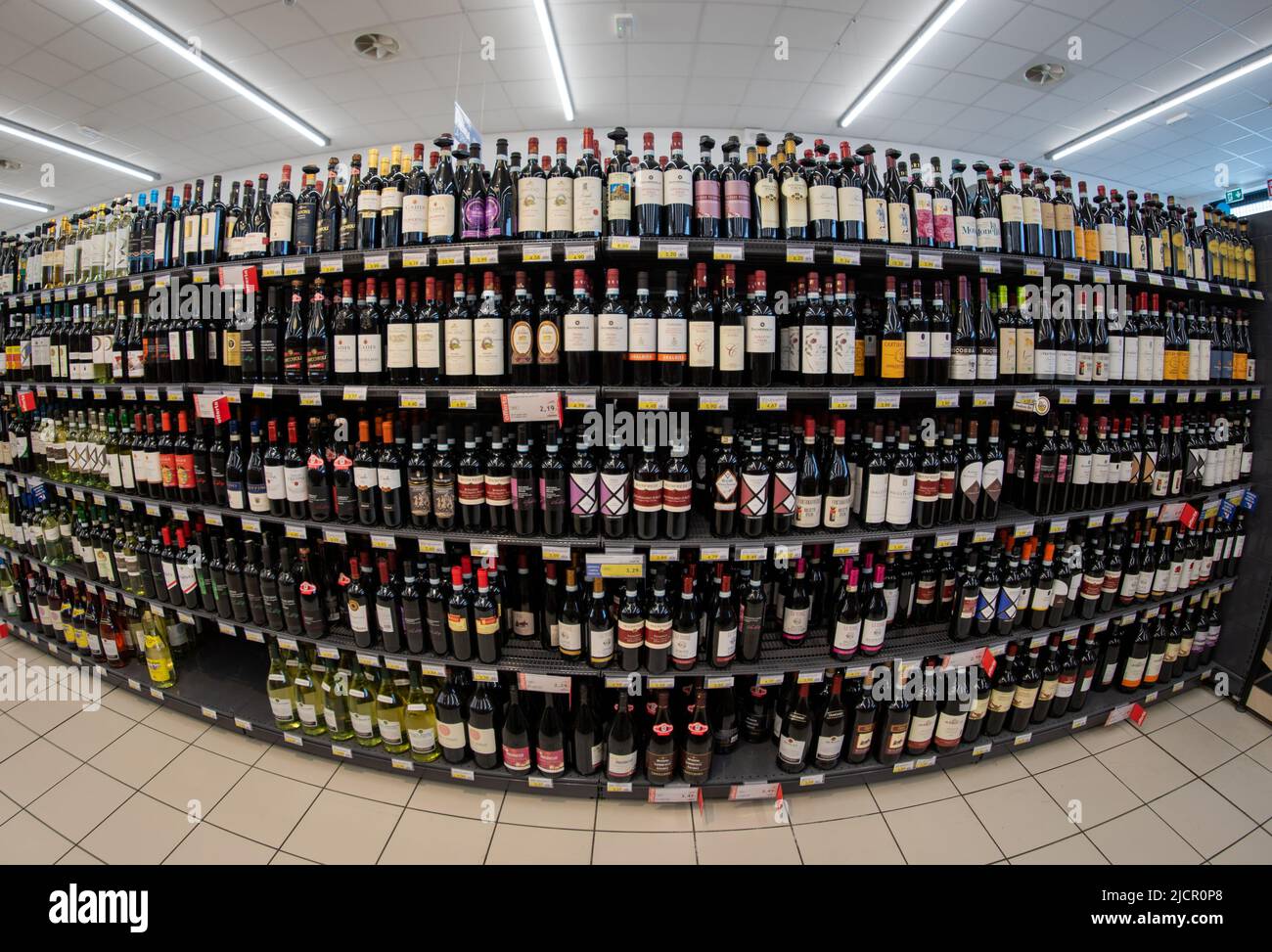 Fossano, Italia - 09 de junio de 2022: Estantes con botellas de vino a la venta en un supermercado italiano Foto de stock
