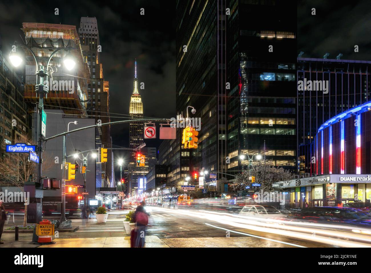 Calle Night City en la ciudad de Nueva York, Manhattan, Estados Unidos Foto de stock