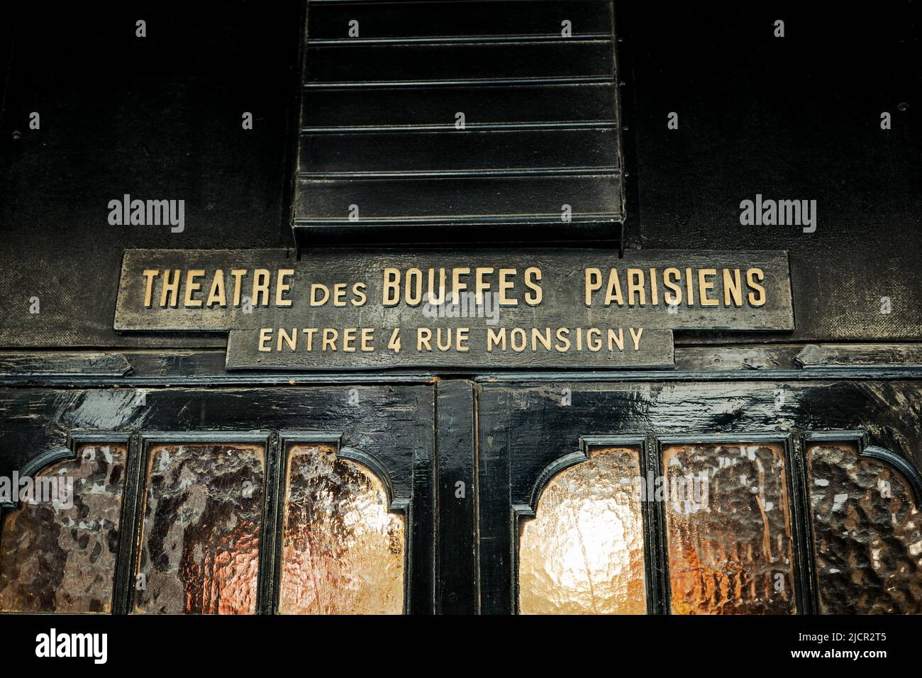 Puertas traseras a la Théâtre des Bouffes-Parisiens en Passage Choiseul, París, Francia Foto de stock