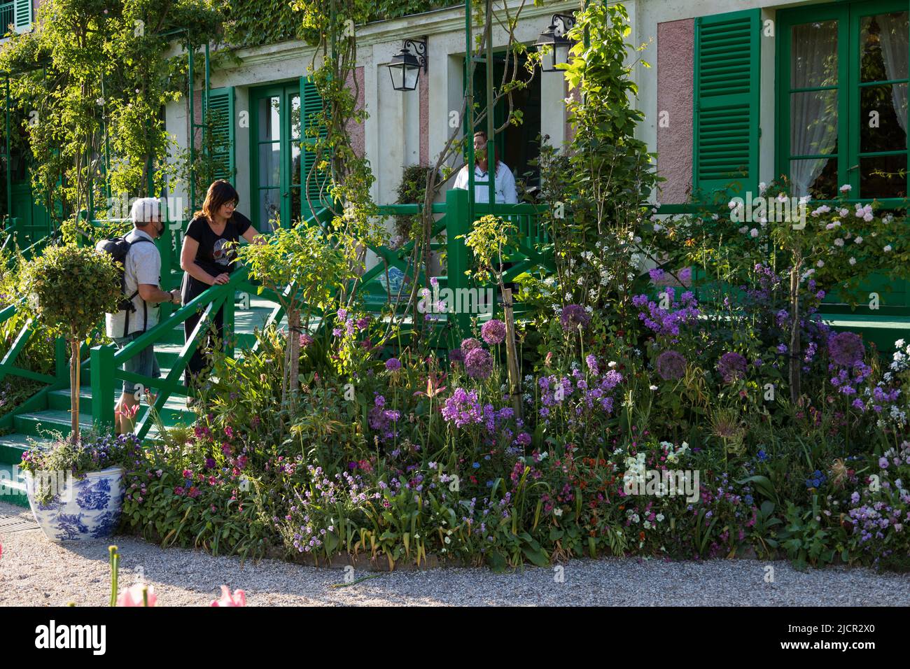 Visitantes a la casa y jardín de Monet en Giverny, Normandía, Francia Foto de stock