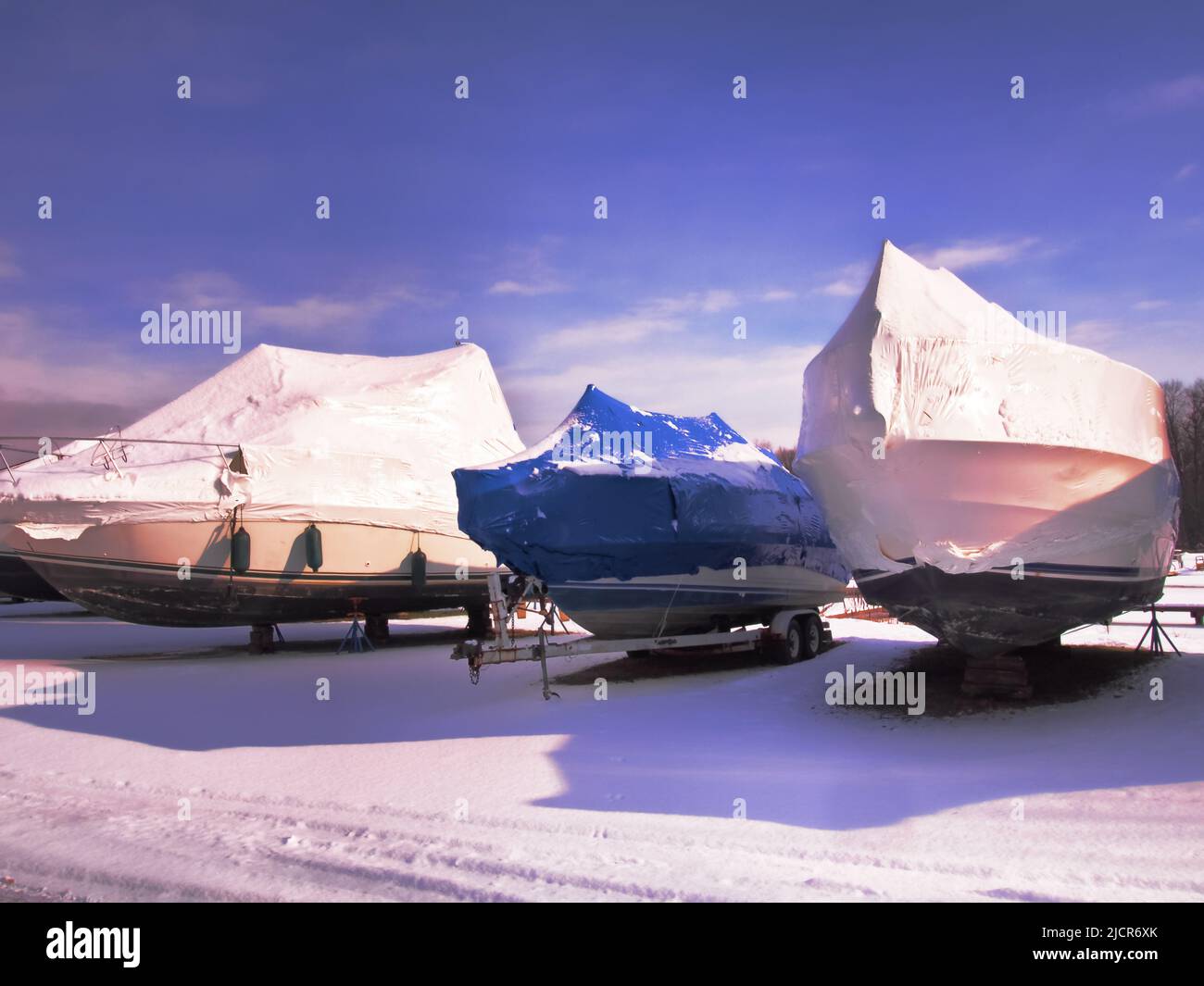 Barcos almacenados para el invierno en un puerto deportivo Foto de stock