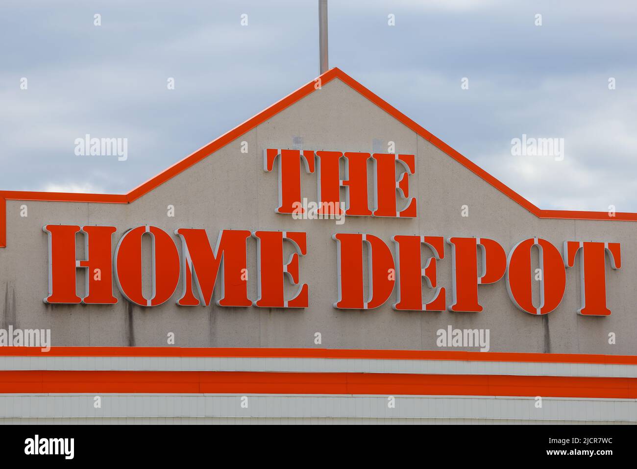 Tienda frente a Home Depot Store. Home Depot es un minorista estadounidense de mejoras y construcción de viviendas. HALIFAX, NUEVA ESCOCIA, CANADÁ - MAYO DE 2022 Foto de stock