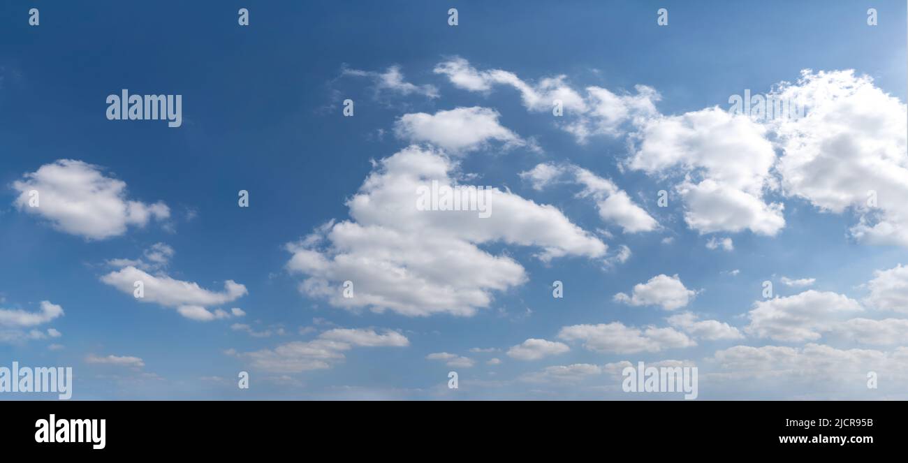 Hermoso cielo azul con algunas nubes durante el verano en un día agradable Foto de stock