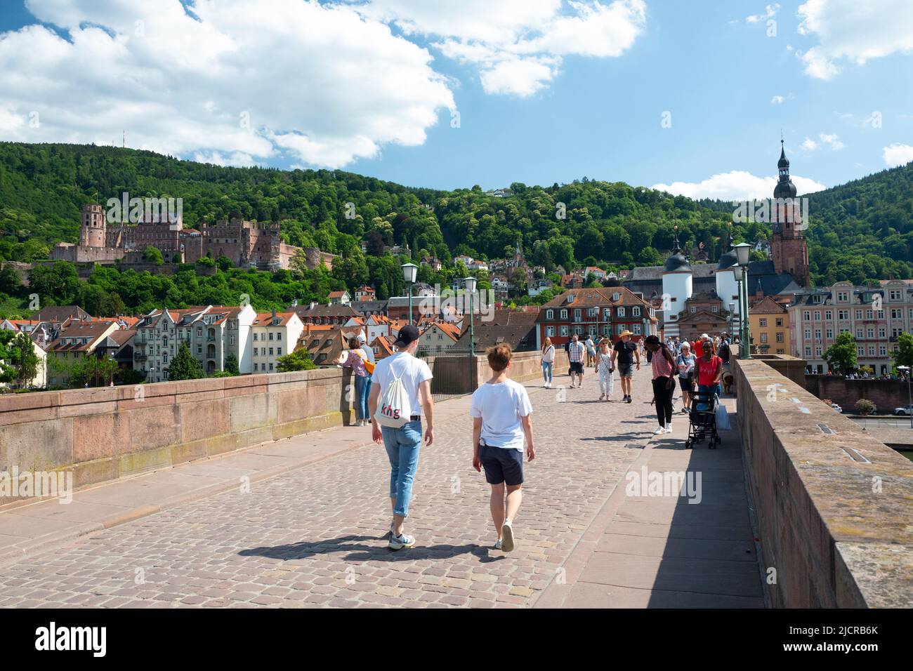 Turistas de verano en el Puente Viejo (Alte Brucke) Heidelberg, Alemania Foto de stock