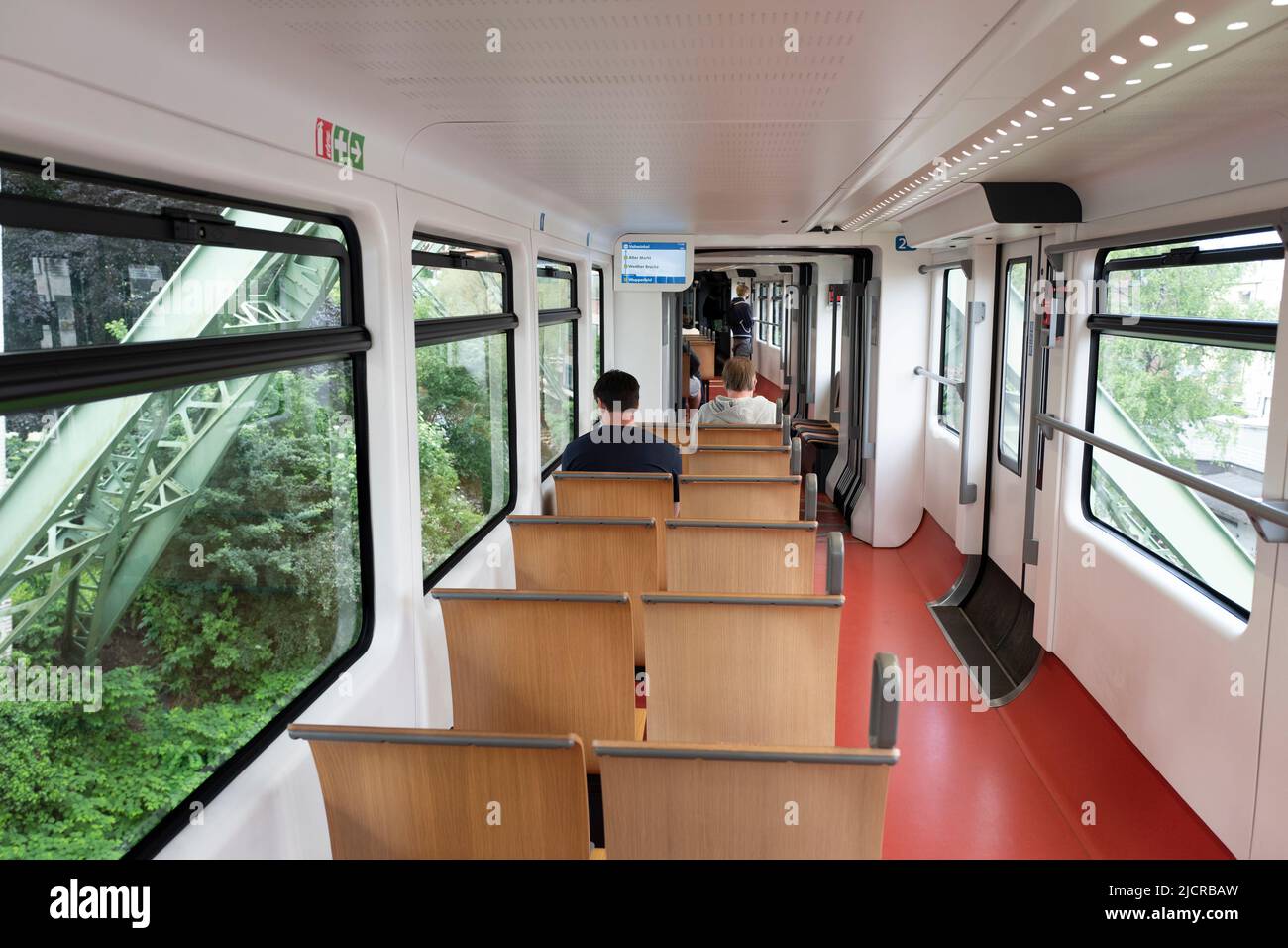 En el interior de un carruaje en el ferrocarril colgante de Wuppertal, Alemania Foto de stock