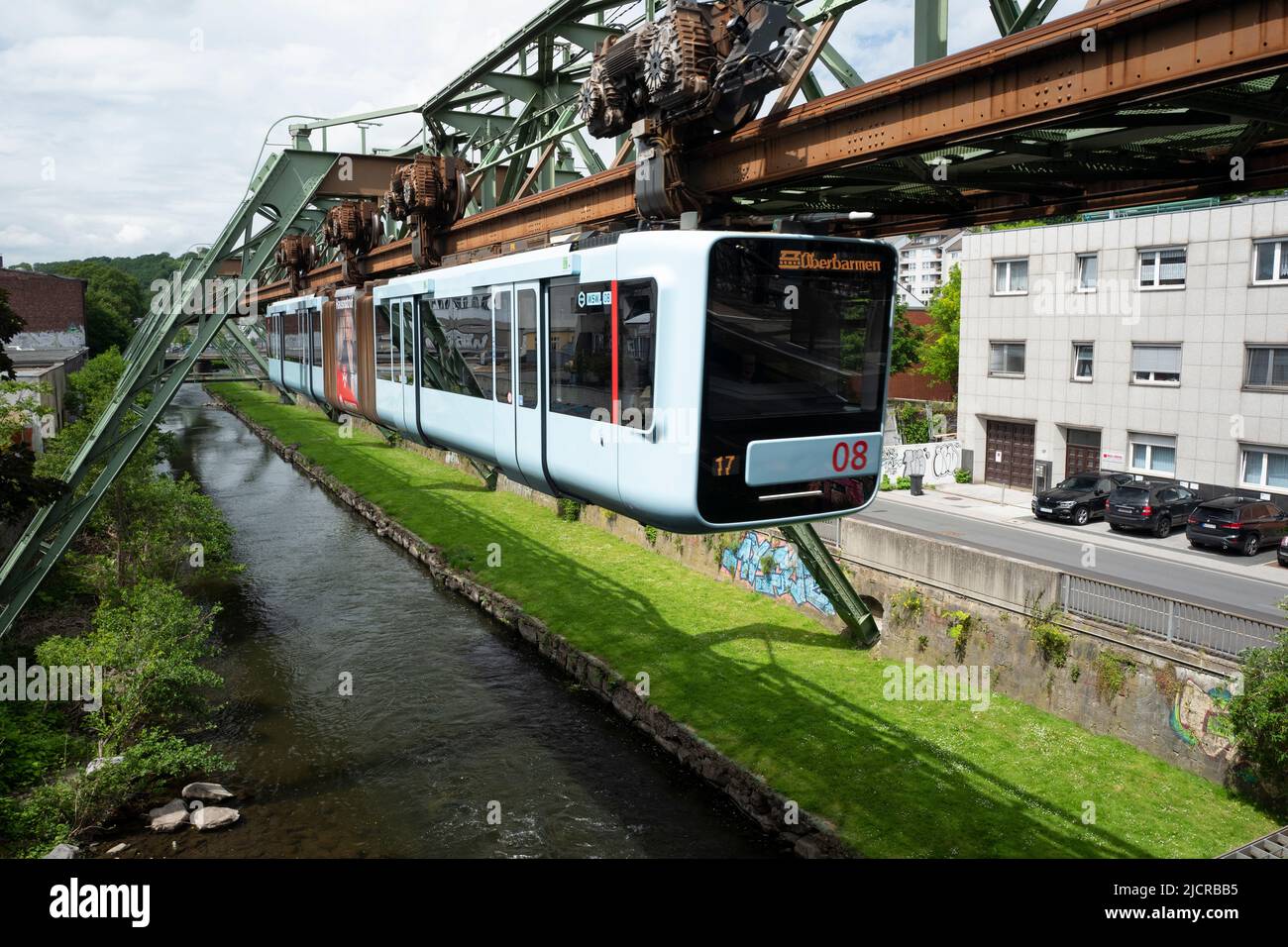 El ferrocarril colgante de Wuppertal sobre el río Wupper, Alemania Foto de stock