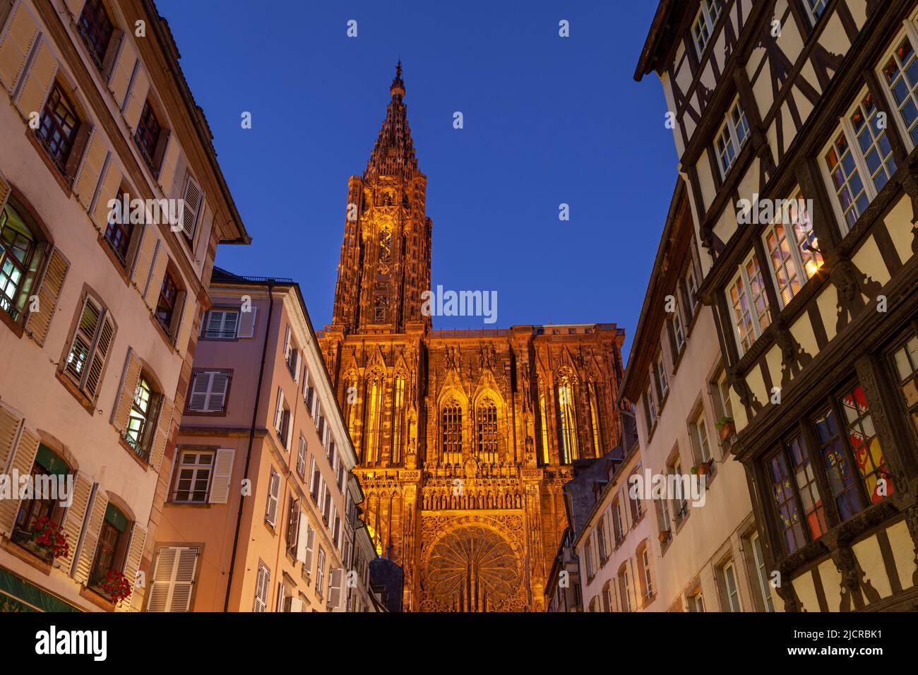 La vistosa catedral de Estrasburgo se eleva sobre los edificios de Estrasburgo, Alsacia, Francia Foto de stock