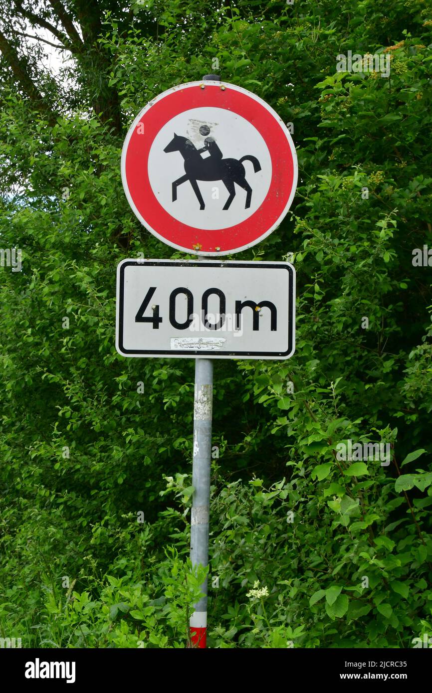 Señal: No se permite montar a caballo. Alemania Foto de stock