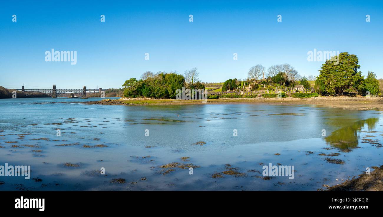 Isla de la Iglesia o Ynys Llan Tysillio en el estrecho de Menai, con el puente Britannia en el fondo. Foto de stock