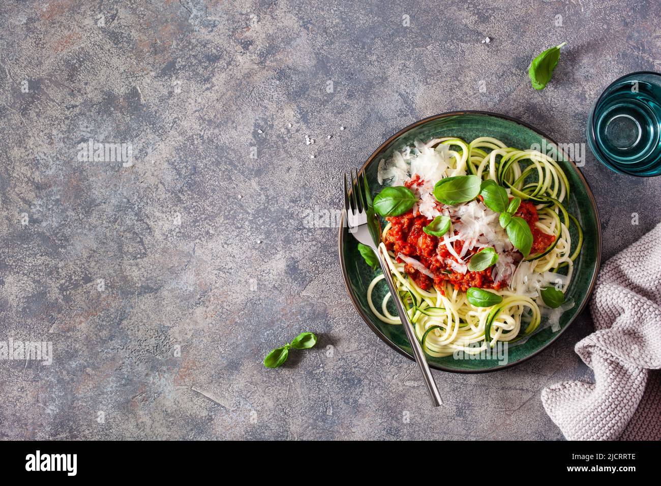Ceto paleo zoodles bolognese: zucchini fideos con salsa de carne y queso parmesano Foto de stock