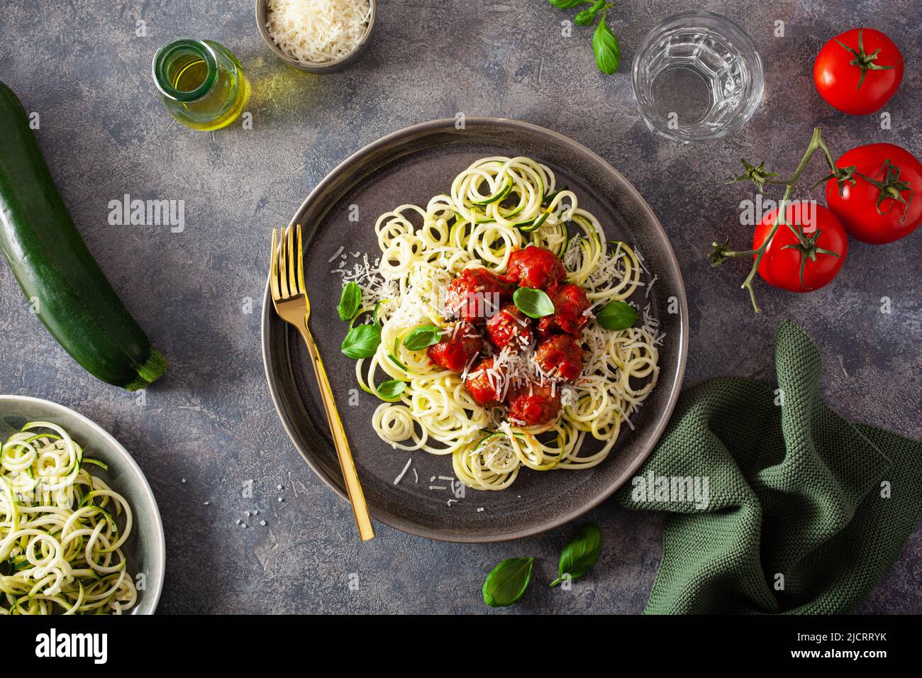 Ceto paleo dieta zoodles spiralized zucchini fideos con albóndigas y parmesano. Foto de stock