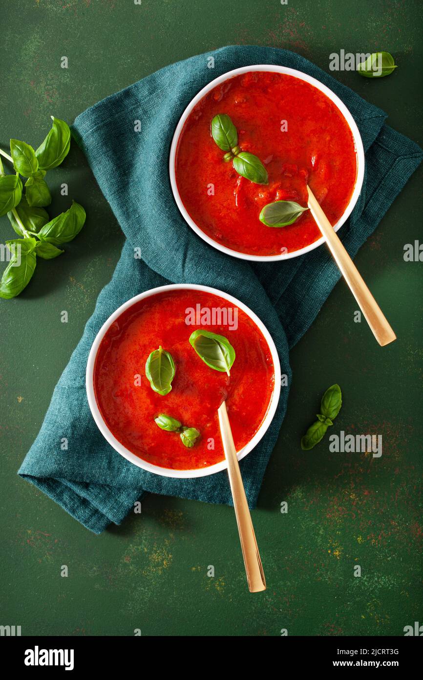 Tomate y pimiento sopa vegetariana sobre fondo verde Foto de stock