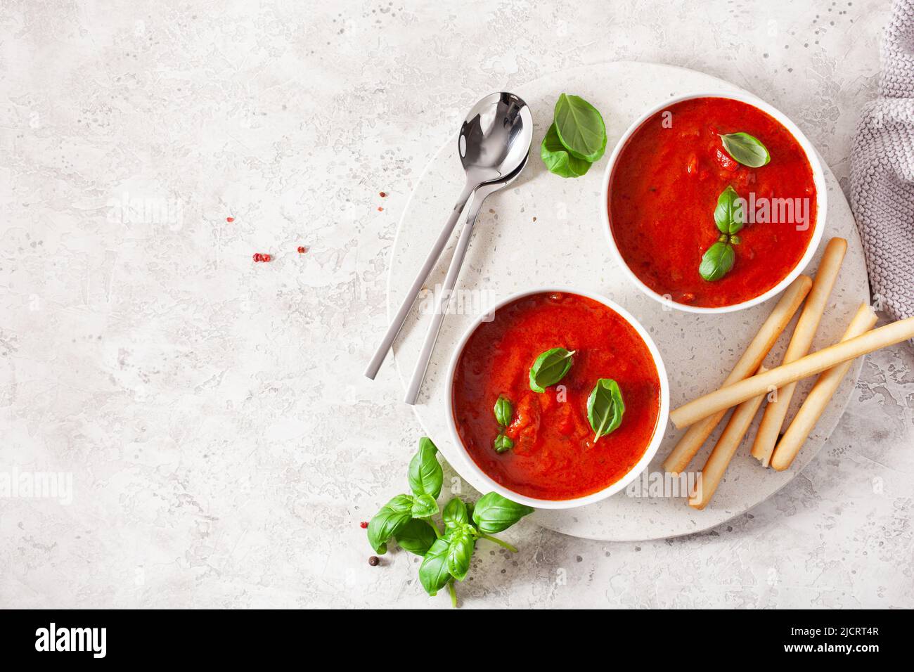 Tomate y pimiento sopa vegetariana sobre fondo verde Foto de stock