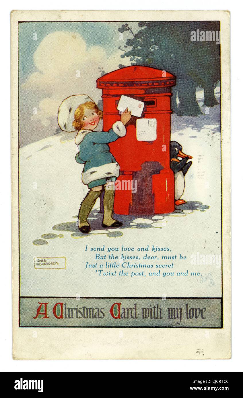 Original WW1 era, postal navideña encantadora ilustrada por Agnes Richardson, chica en estilo victoriano o eduardiano que fija una tarjeta de Navidad en una caja de columna roja, un pingüino alegre compañeros alrededor de la caja del poste, fijado y fechado el 23 de diciembre de 1916. Foto de stock
