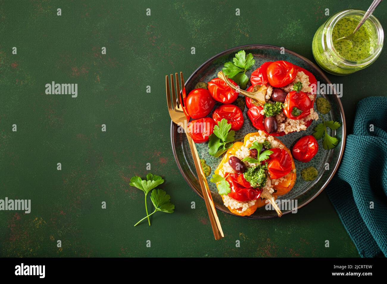 pimientos rellenos con tomates de quinua aceitunas y salsa de hierbas chimichurri Foto de stock