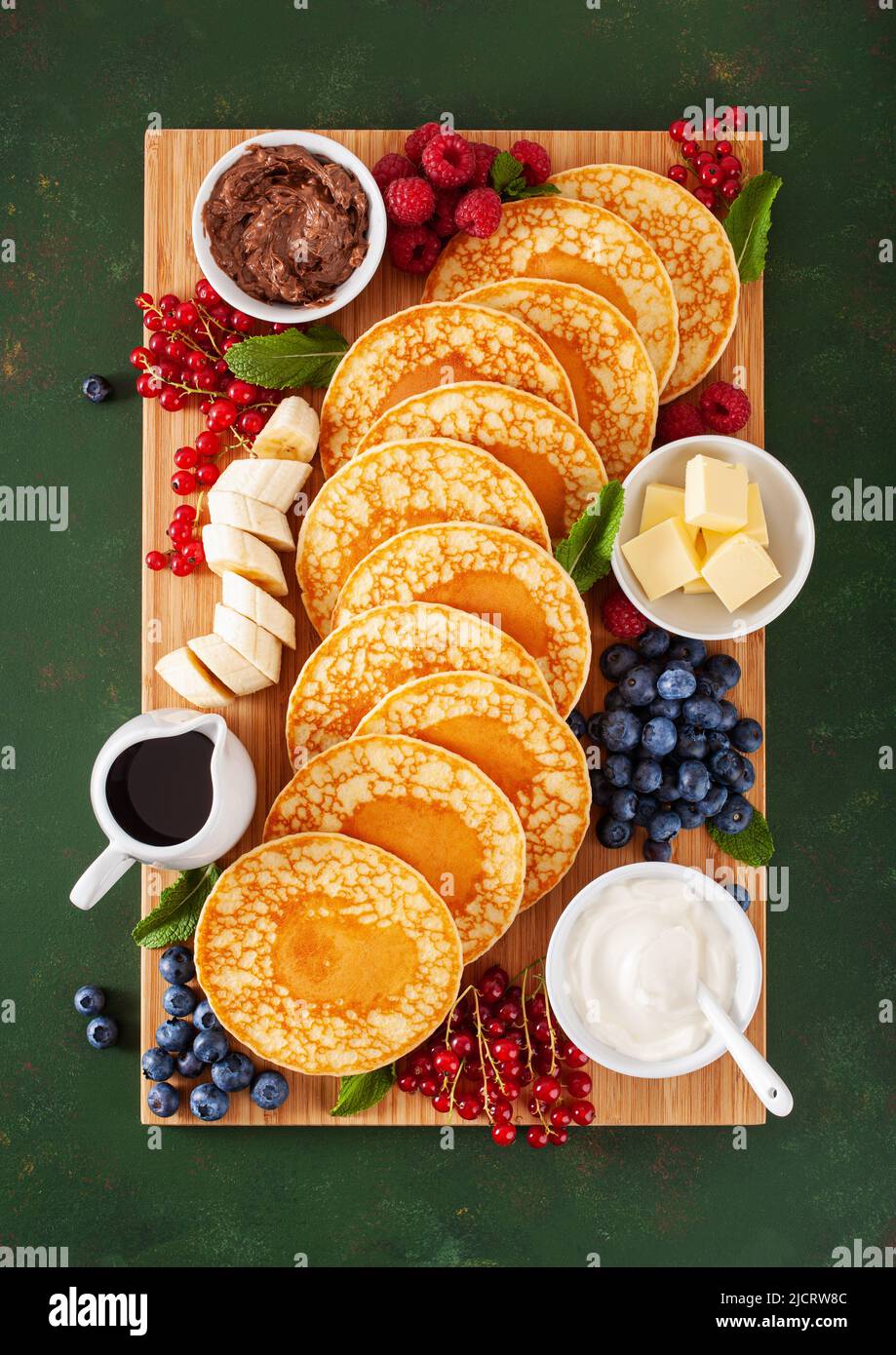 tabla de panqueques americana con mantequilla de jarabe de arce de bayas Foto de stock