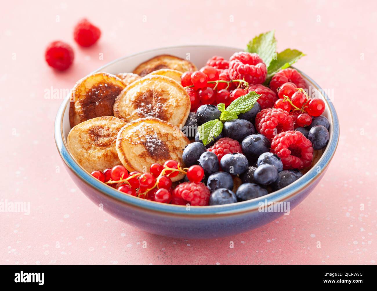 mini plato de desayuno con panqueques, bayas y jarabe de arce Foto de stock
