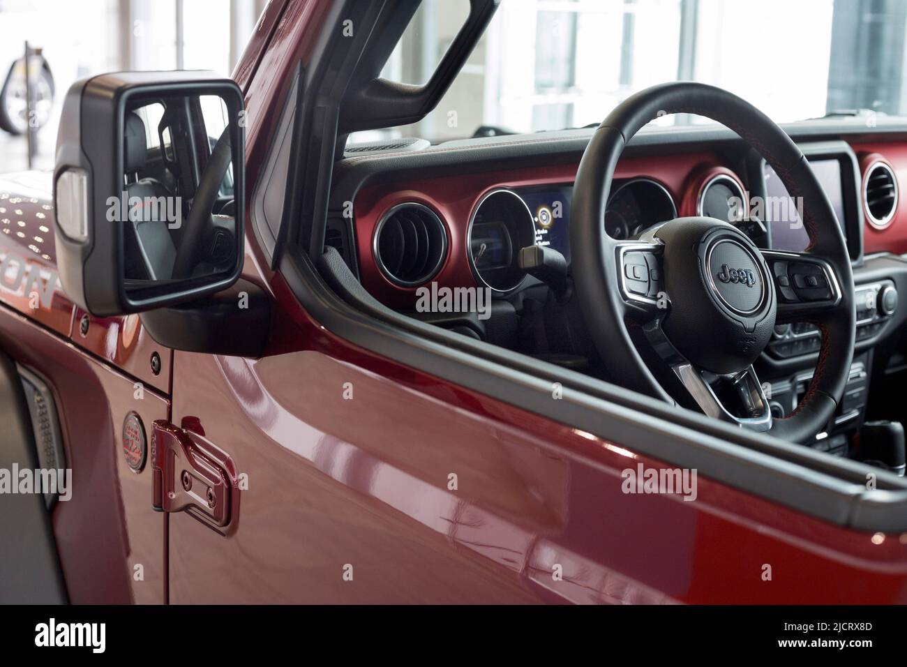 Rusia, Izhevsk - 4 de marzo de 2022: Jeep showroom. Interior del nuevo  Wrangler Unlimited en la sala de exposición del concesionario. Alianza  Stellantis. Transporte moderno Fotografía de stock - Alamy