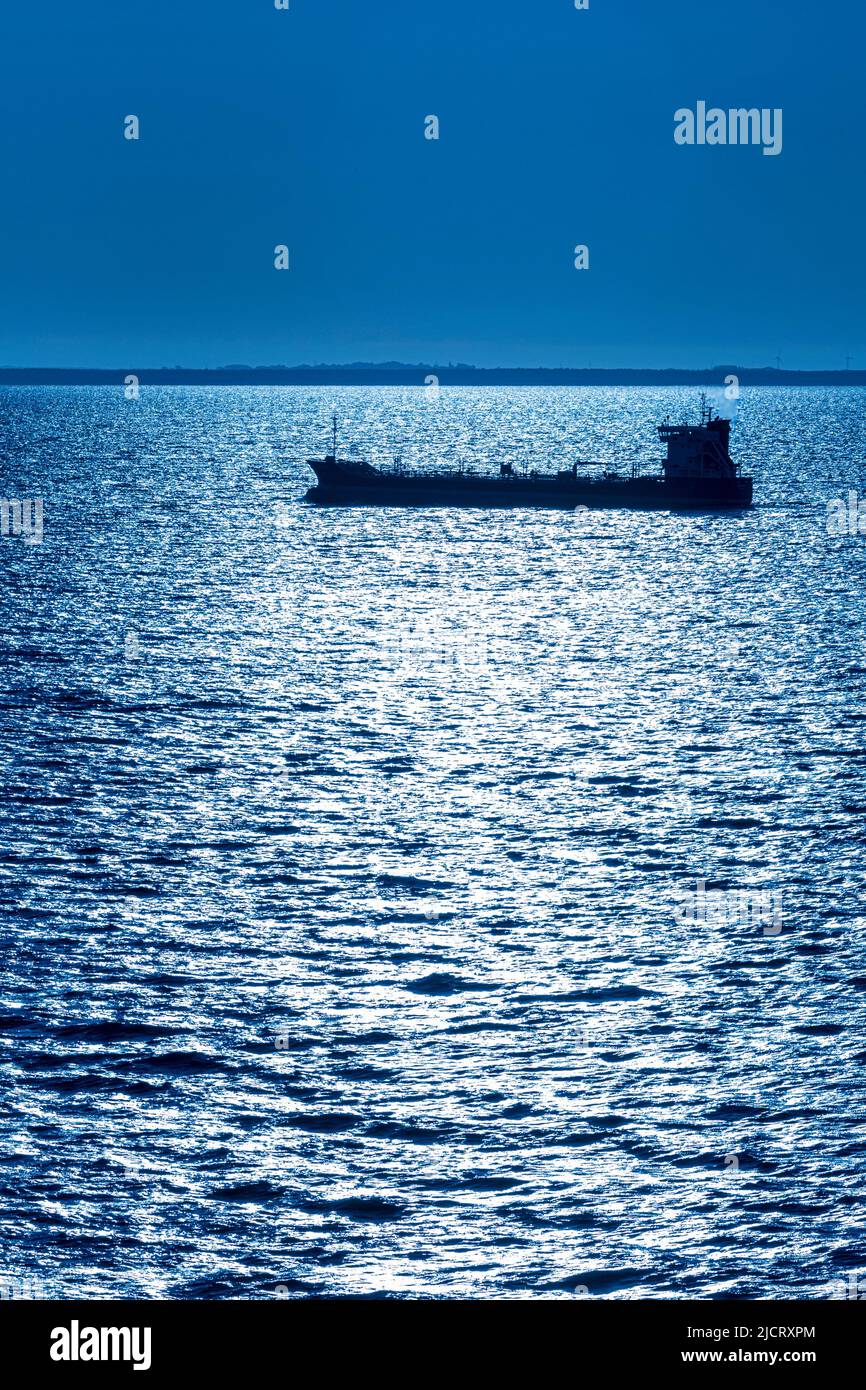 El petrolero/químico 'Wisby Wave' que se acerca a Copenhague, Dinamarca Foto de stock