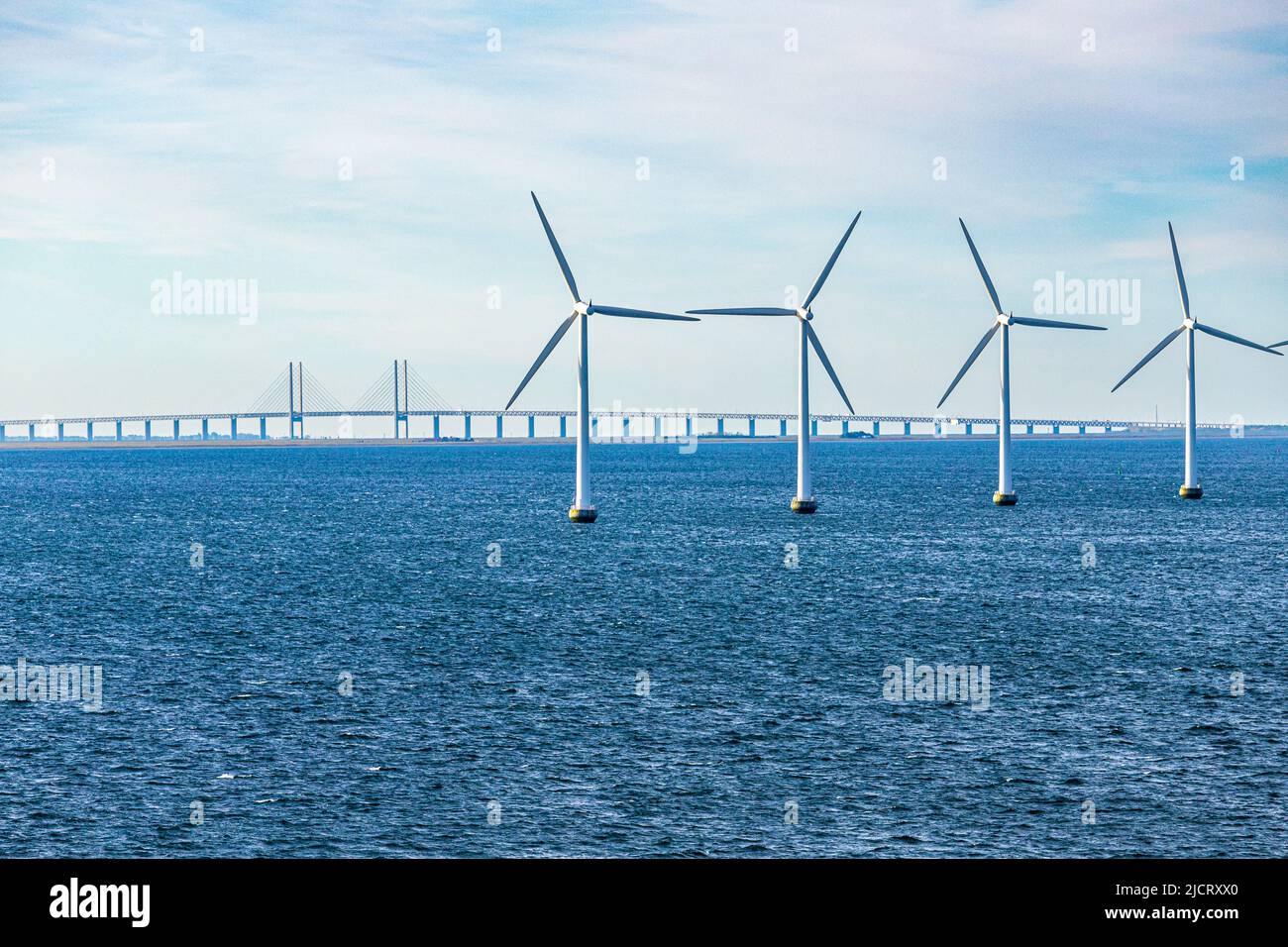 El parque eólico marino Middelgrunden en el Øresund cerca de Copenhague, Dinamarca - Puente Øresund entre Copenhague y Malmo, Suecia está en el backgroun Foto de stock
