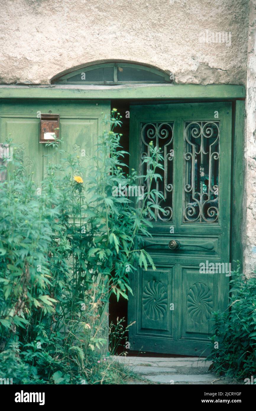 Antigua puerta en 1980, Le Casset, Hautes-Alpes, Francia Foto de stock