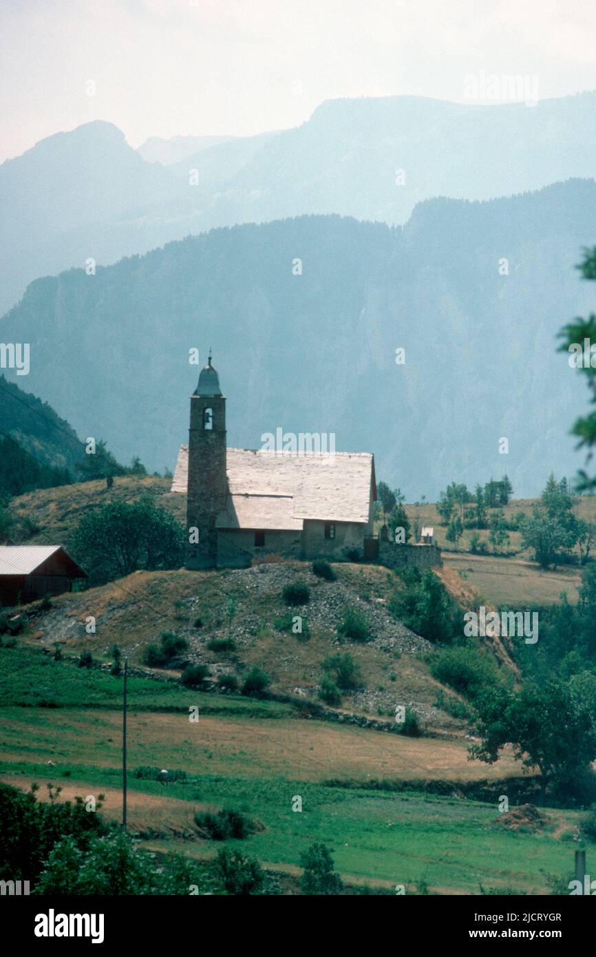 Iglesia en el pueblo de Sainte Marguerite en 1980, Hautes-Alpes, Francia Foto de stock