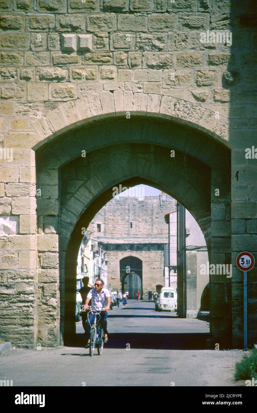 Puerta en las murallas de la ciudad en 1980, Aigues Mortes, Gard, Francia Foto de stock