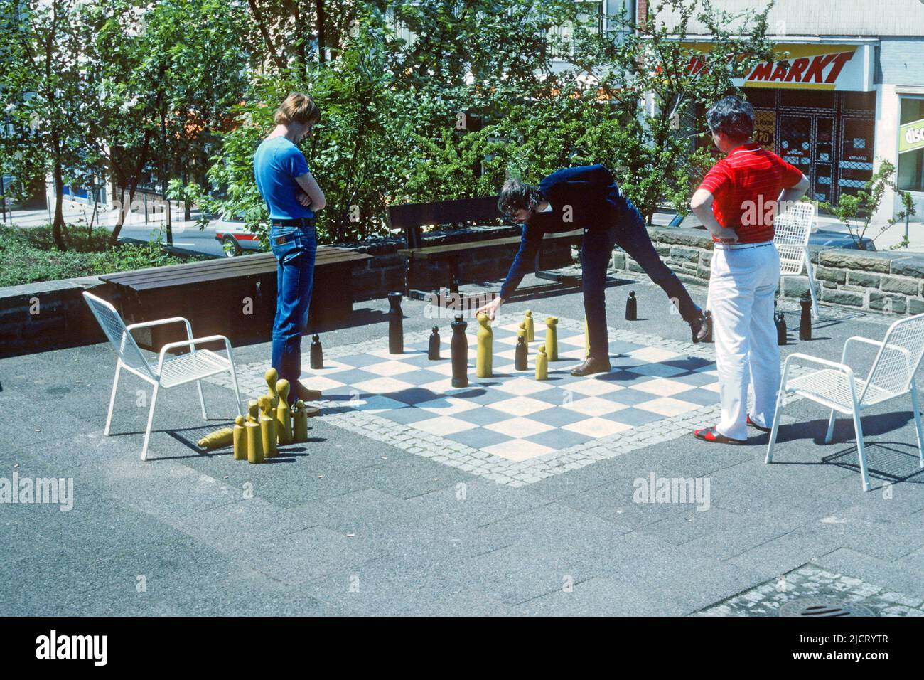 Hombres jugando ajedrez en un tablero de ajedrez gigante en la calle en 1982, Siegen, Renania del Norte-Westfalia, Alemania Foto de stock