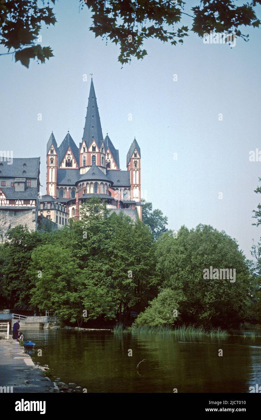 El castillo y el río Lahn en 1982, Limburgo, Hessen, Alemania Foto de stock