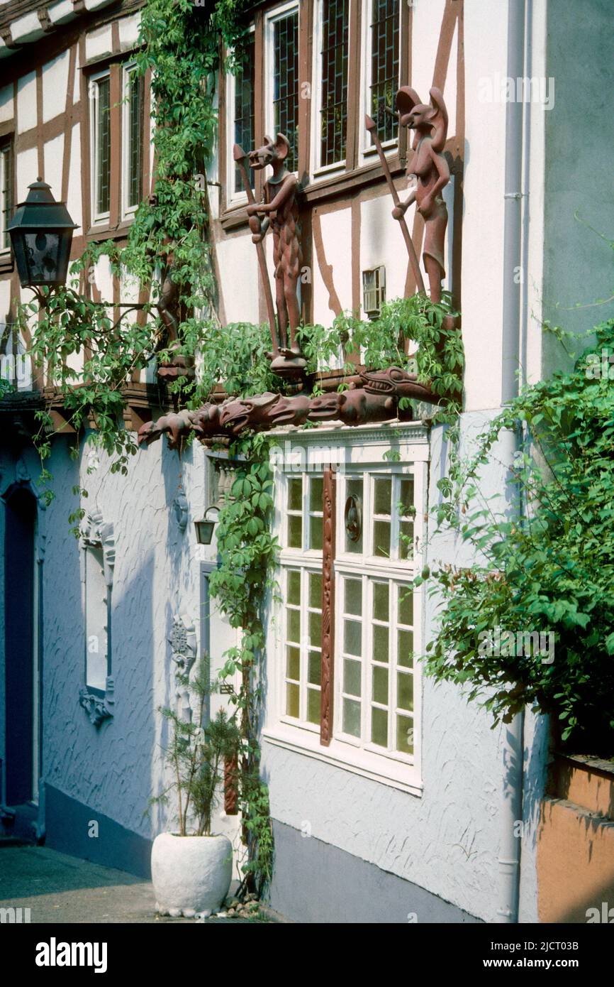 Figuras grotescas frente a la casa antigua, Limburgo, Hessen, Alemania Foto de stock
