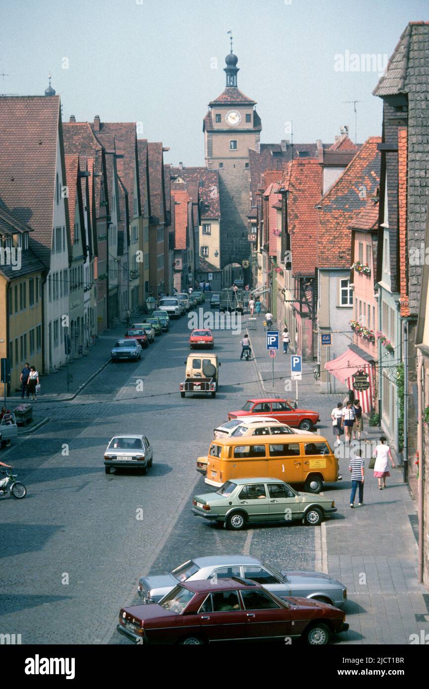Vista de Galgengasse desde Galgentor en 1982, Rothenburg ob der Tauber, Baviera, Alemania Foto de stock