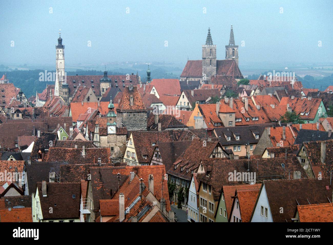 Vista de la ciudad desde Rödertor en 1982, Rothenburg ob der Tauber, Baviera, Alemania Foto de stock