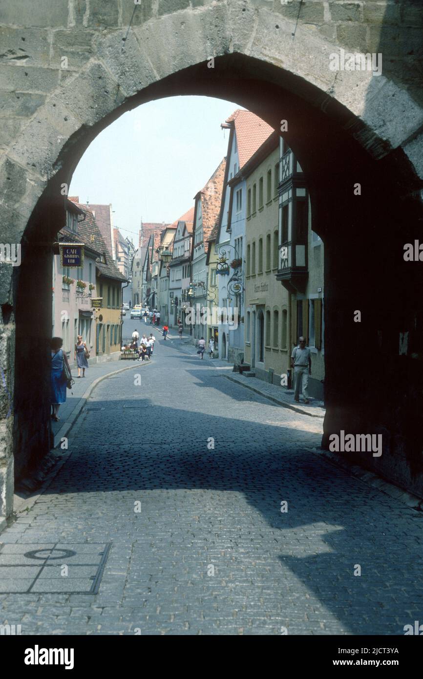 Vista a lo largo de Plönlein desde Siebersturm en 1982, Rothenburg ob der Tauber, Baviera, Alemania Foto de stock