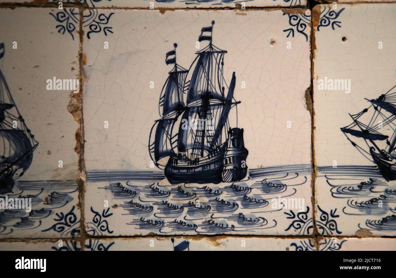 siglo 17th. Era moderna. Producto holandés. Delftware (loza de barro). Decorado con un barco. Rijksmuseum. Ámsterdam. Países Bajos. Foto de stock