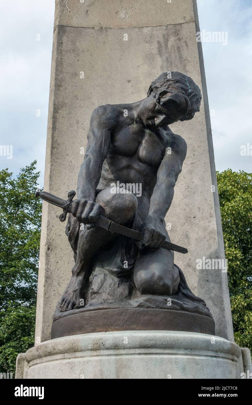 Escultura de base de un hombre rompiendo una espada en el Memorial de la Guerra de North Yorkshire (por John Cassidy) en la ciudad comercial de Skipton, North Yorkshire, Reino Unido. Foto de stock