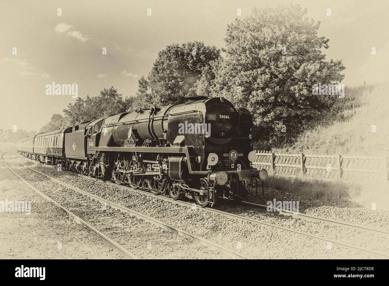 Tren de vapor Braunton 34046 Fellsman 15th de junio de 2022 pasando por Long Preston a la vuelta de Carlisle Foto de stock
