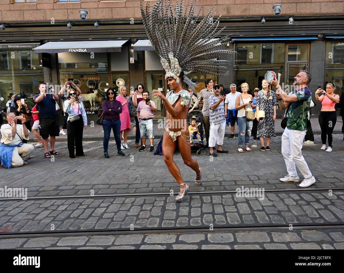 Helsinki, Finlandia – 11 de junio de 2022: Carnaval de Samba de Helsinki, verano tradicional. El evento incluye danza, música, talleres, actuaciones y la cultura brasileña! El evento se ha celebrado desde 1991 y este año se estima que el número de espectadores aumentará a 50.000! Foto de stock