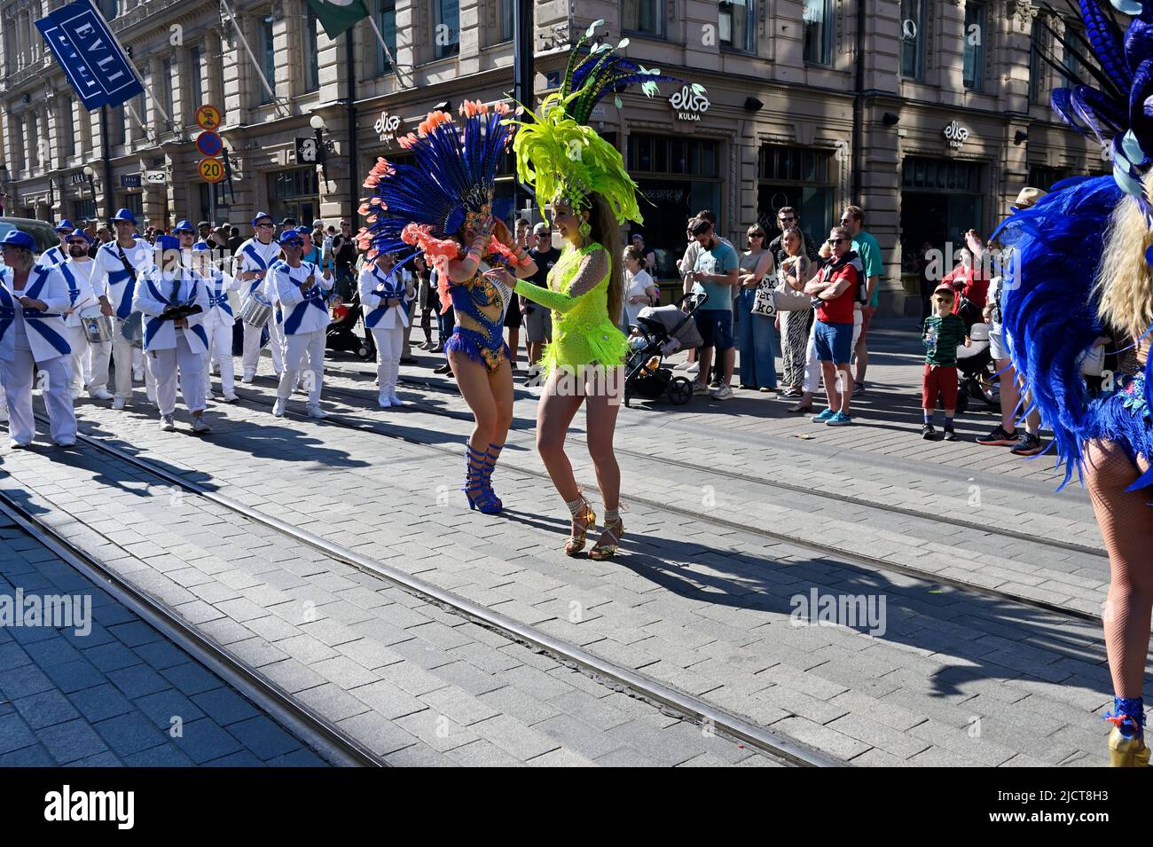 Helsinki, Finlandia – 11 de junio de 2022: Carnaval de Samba de Helsinki, verano tradicional. El evento incluye danza, música, talleres, actuaciones y la cultura brasileña! El evento se ha celebrado desde 1991 y este año se estima que el número de espectadores aumentará a 50.000! Foto de stock