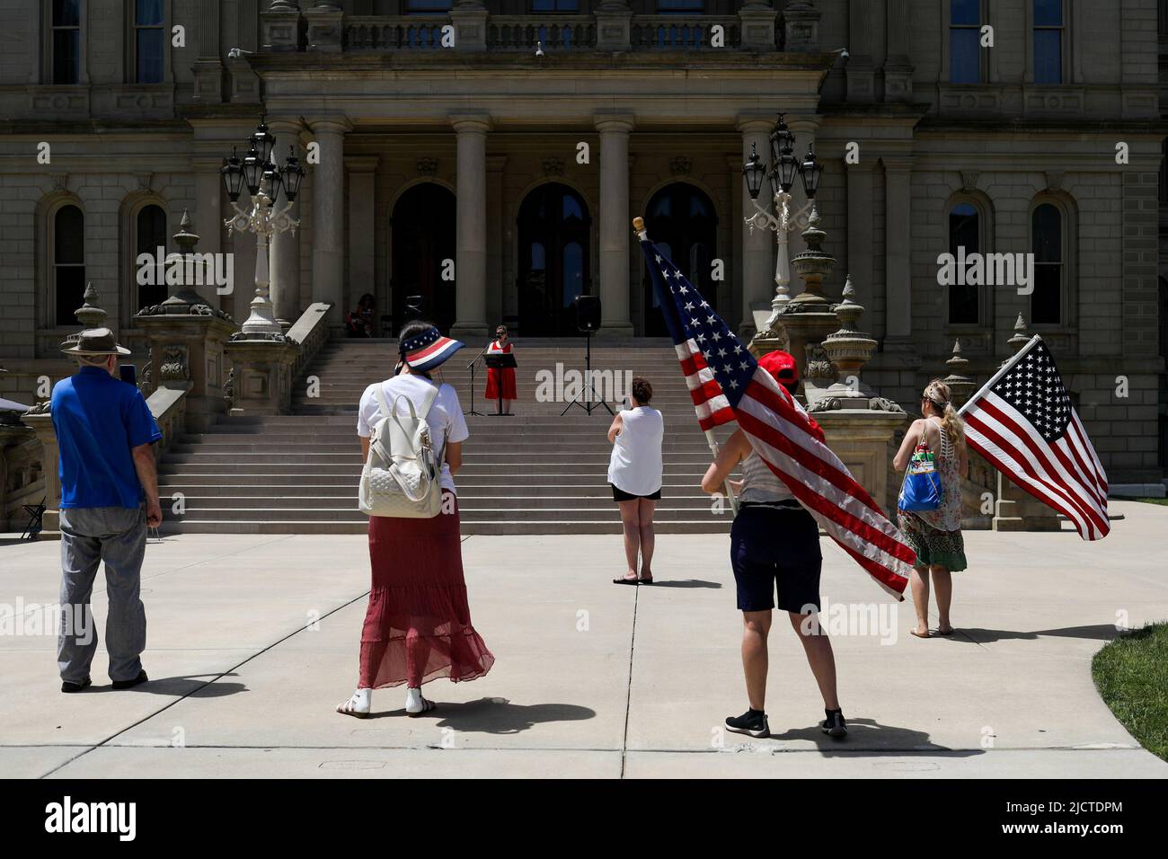 Un puñado de personas se reúnen frente al Capitolio del Estado de Michigan durante un evento de Marcha por la Libertad Médica organizado por Informed Choice Michigan en Lansing, Michigan, EE.UU., 15 de junio de 2022. REUTERS/Emily Elconin Foto de stock