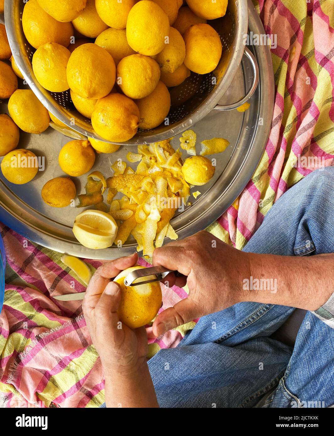 Barman pelando un limon Stock Photo