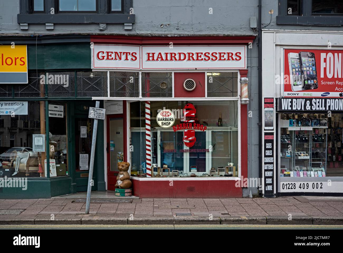 Vista exterior de un peluquero de caballeros en Lowther Street, Carlisle, Inglaterra, Reino Unido. Foto de stock