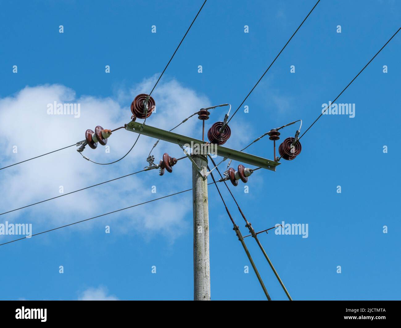 Cableado telefónico aéreo en un poste en Dorset, Reino Unido. Foto de stock