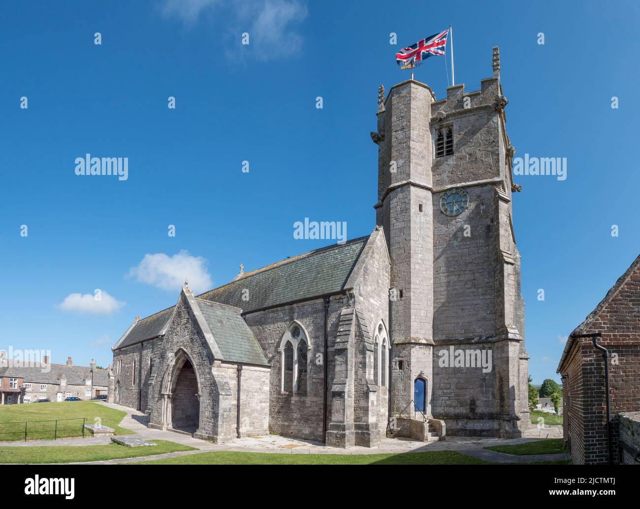 La iglesia de St Edward o St. Edward, rey y mártir (Iglesia Episcopal) en el castillo Corfe, en Dorset, Reino Unido. Foto de stock