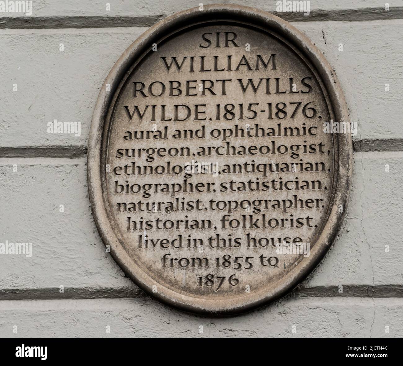 Una placa a Sir William Wilde, el padre de Oscar Wildes en la pared de la casa familiar en Merrion Square, Dublín, Irlanda. Foto de stock