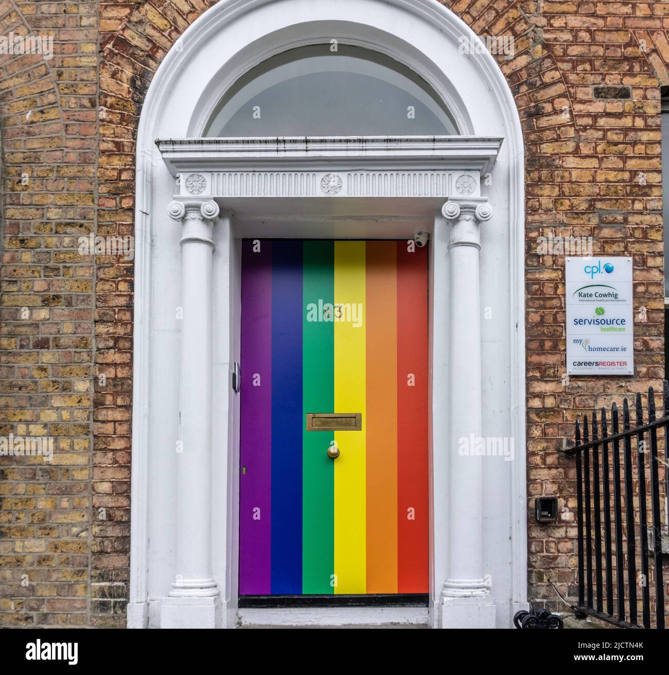 Una puerta en la Plaza Merrion, Dublín, Irlanda decorada en los colores arcoiris del Orgullo Gay. Foto de stock