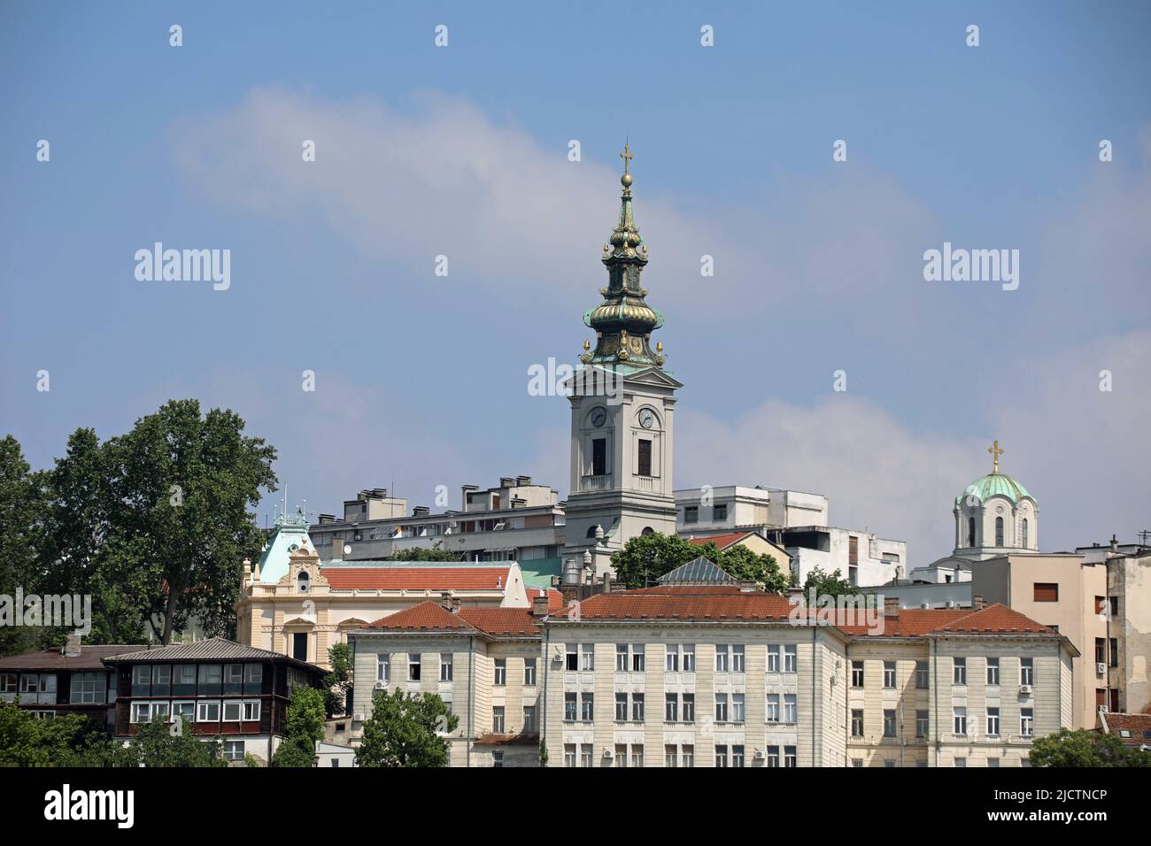 Vista de Belgrado desde el río Danubio Foto de stock