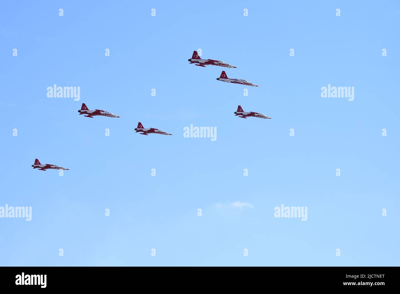Estambul TURQUÍA 24 09 2021 Las estrellas turcas son el equipo de demostración acrobática de la Fuerza Aérea Turca y el equipo nacional de acrobacias aéreas de Turquía. Foto de stock